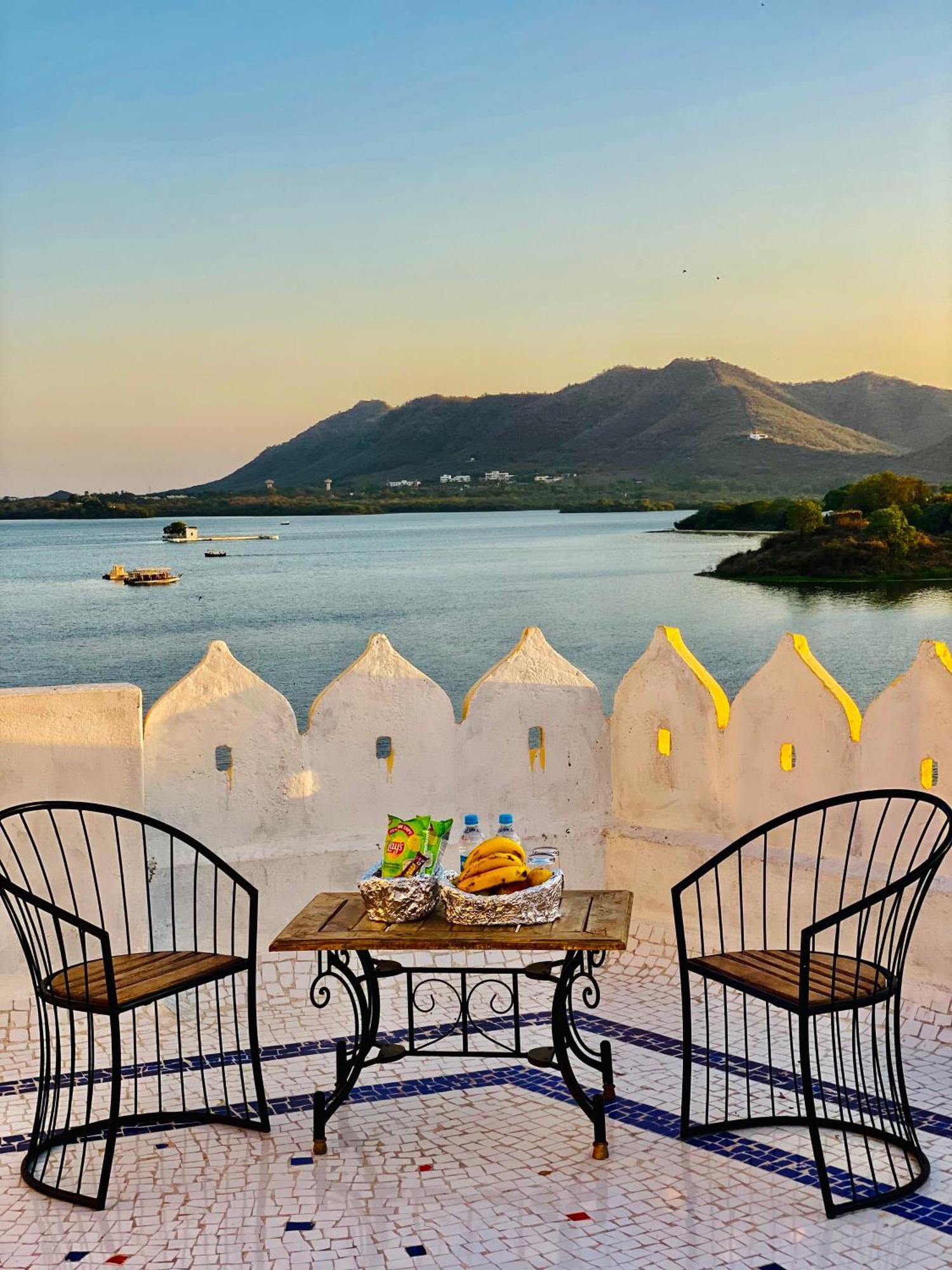Hotel Vallabh A Lake Facing Balcony Udaipur Dış mekan fotoğraf