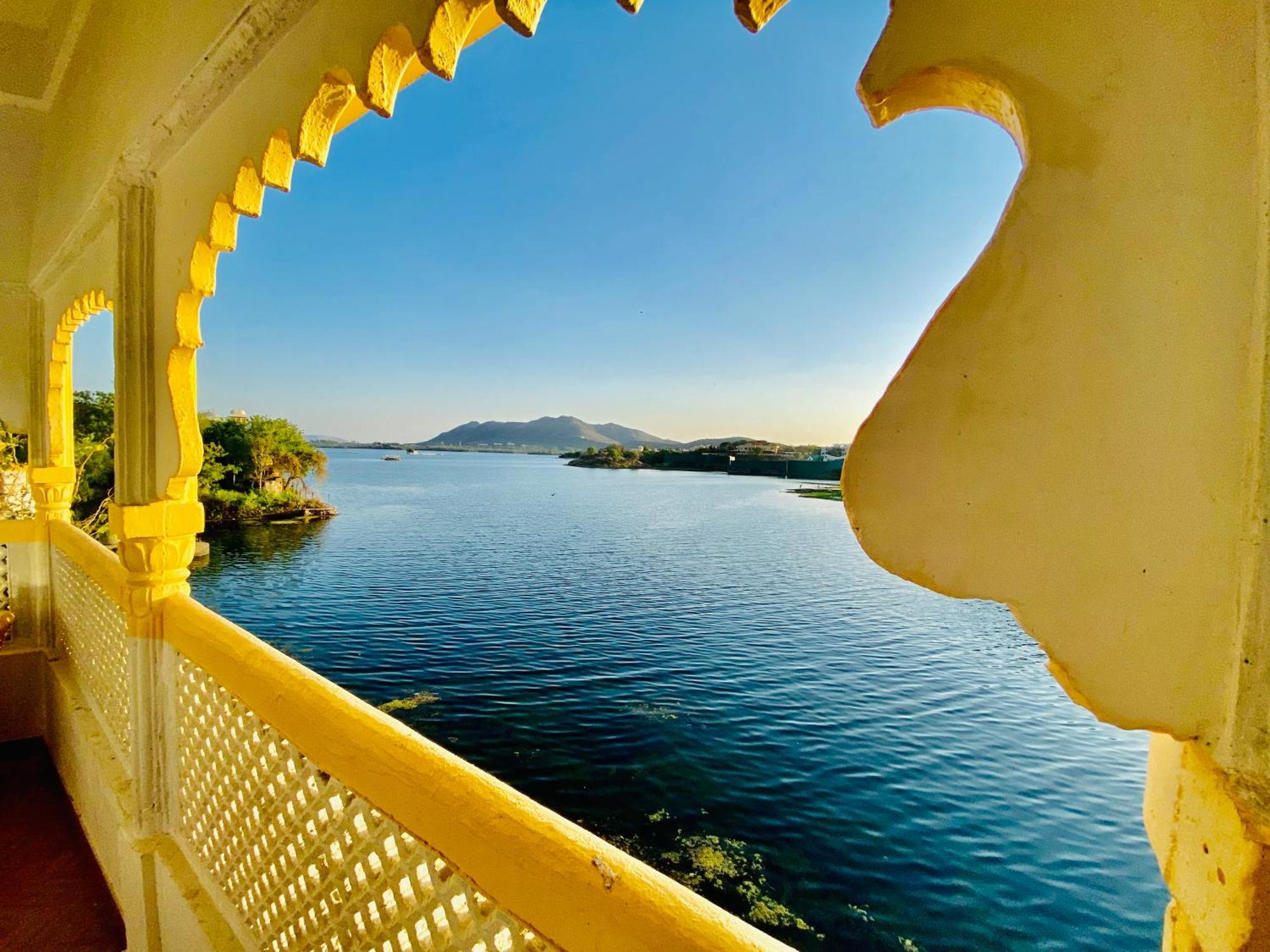 Hotel Vallabh A Lake Facing Balcony Udaipur Dış mekan fotoğraf