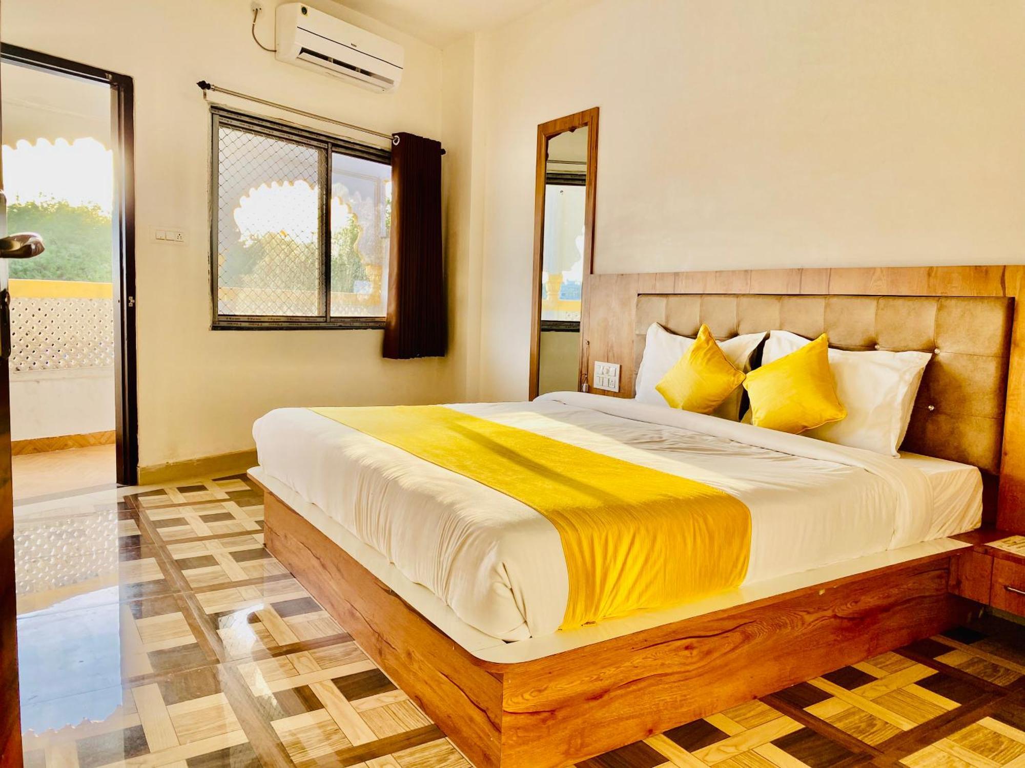 Hotel Vallabh A Lake Facing Balcony Udaipur Dış mekan fotoğraf