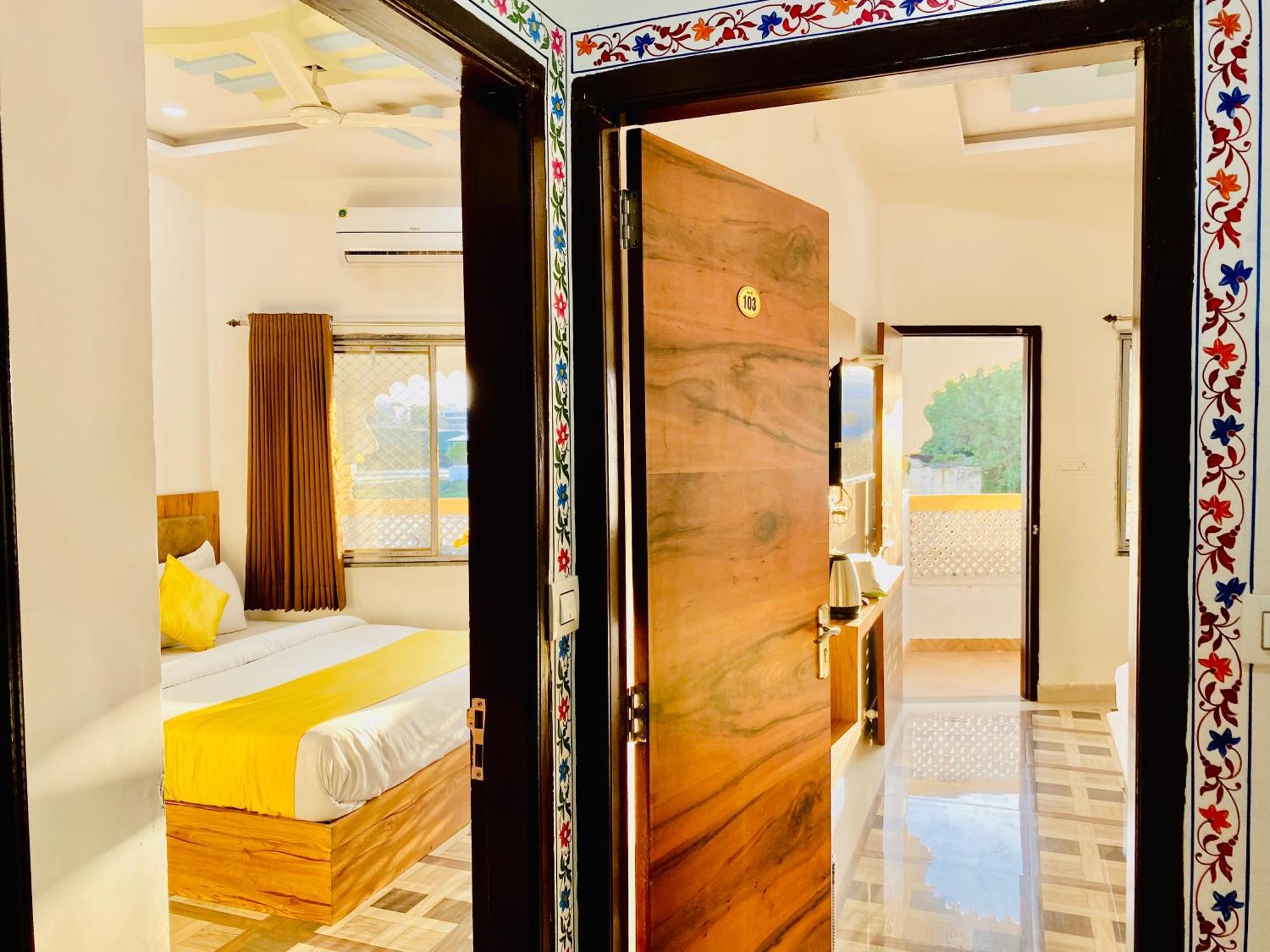 Hotel Vallabh A Lake Facing Balcony Udaipur Dış mekan fotoğraf