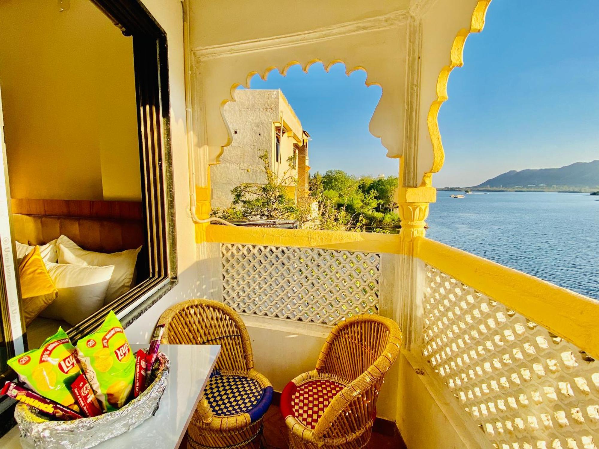 Hotel Vallabh A Lake Facing Balcony Udaipur Dış mekan fotoğraf