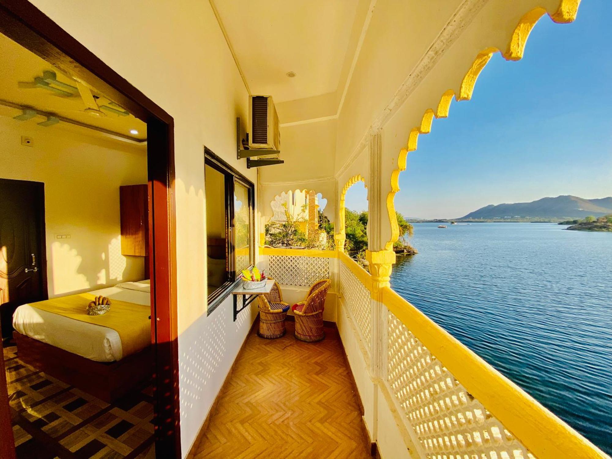 Hotel Vallabh A Lake Facing Balcony Udaipur Dış mekan fotoğraf