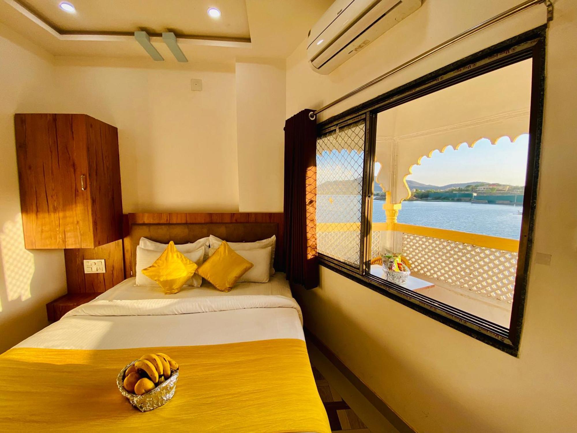 Hotel Vallabh A Lake Facing Balcony Udaipur Dış mekan fotoğraf