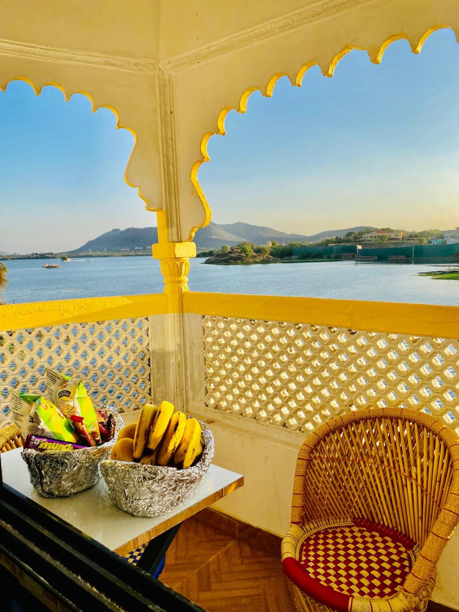 Hotel Vallabh A Lake Facing Balcony Udaipur Dış mekan fotoğraf
