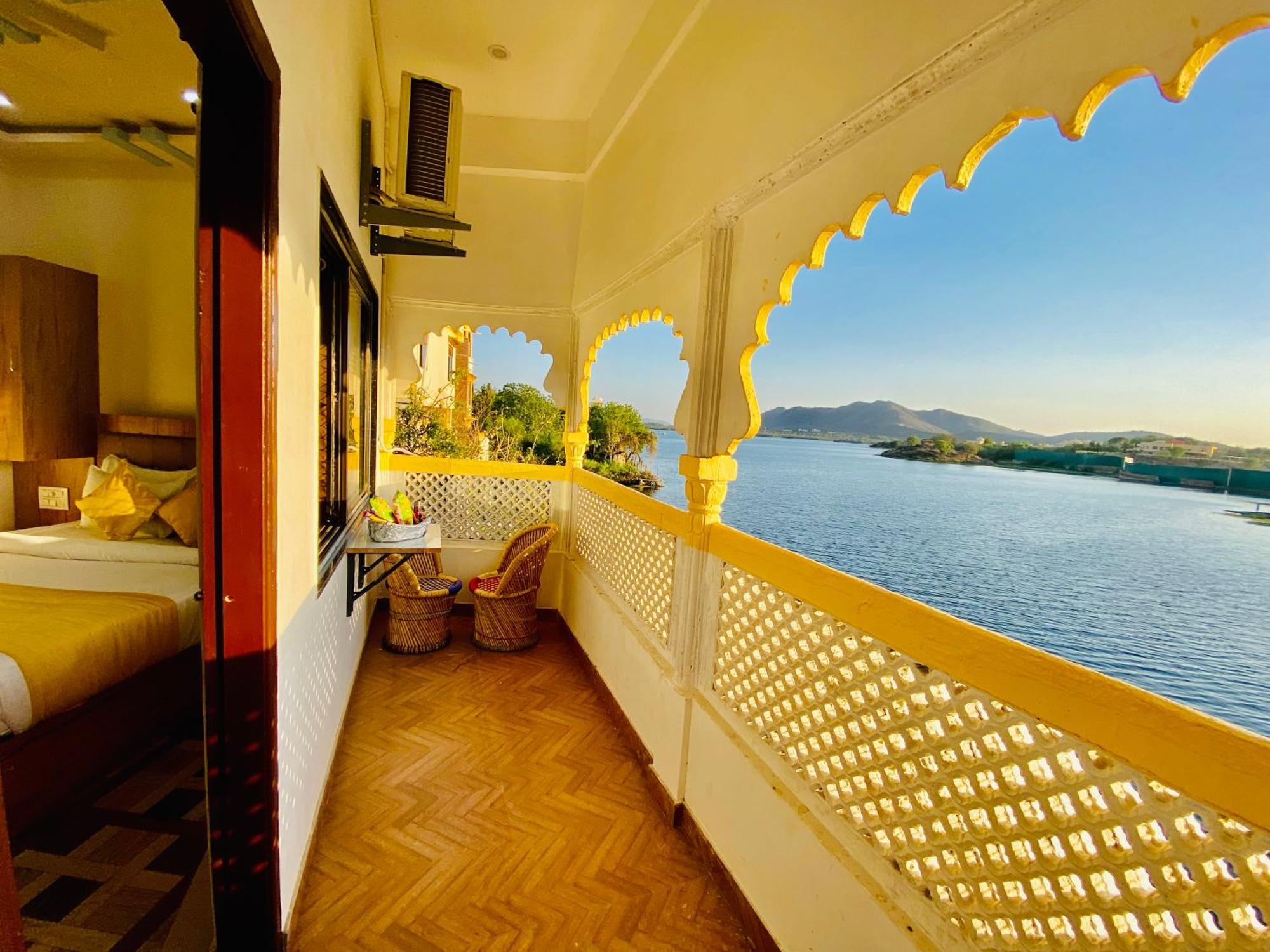 Hotel Vallabh A Lake Facing Balcony Udaipur Dış mekan fotoğraf