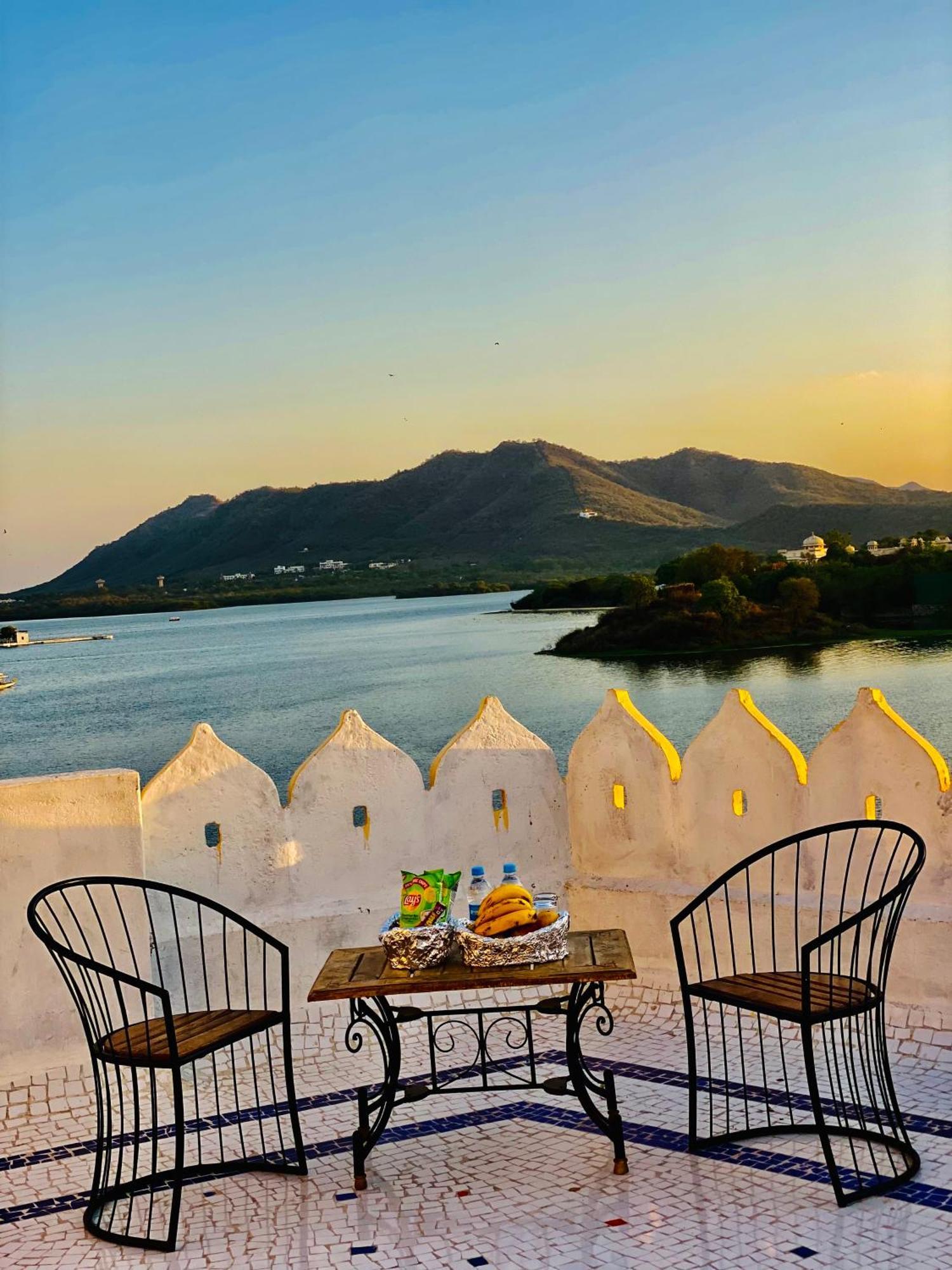 Hotel Vallabh A Lake Facing Balcony Udaipur Dış mekan fotoğraf