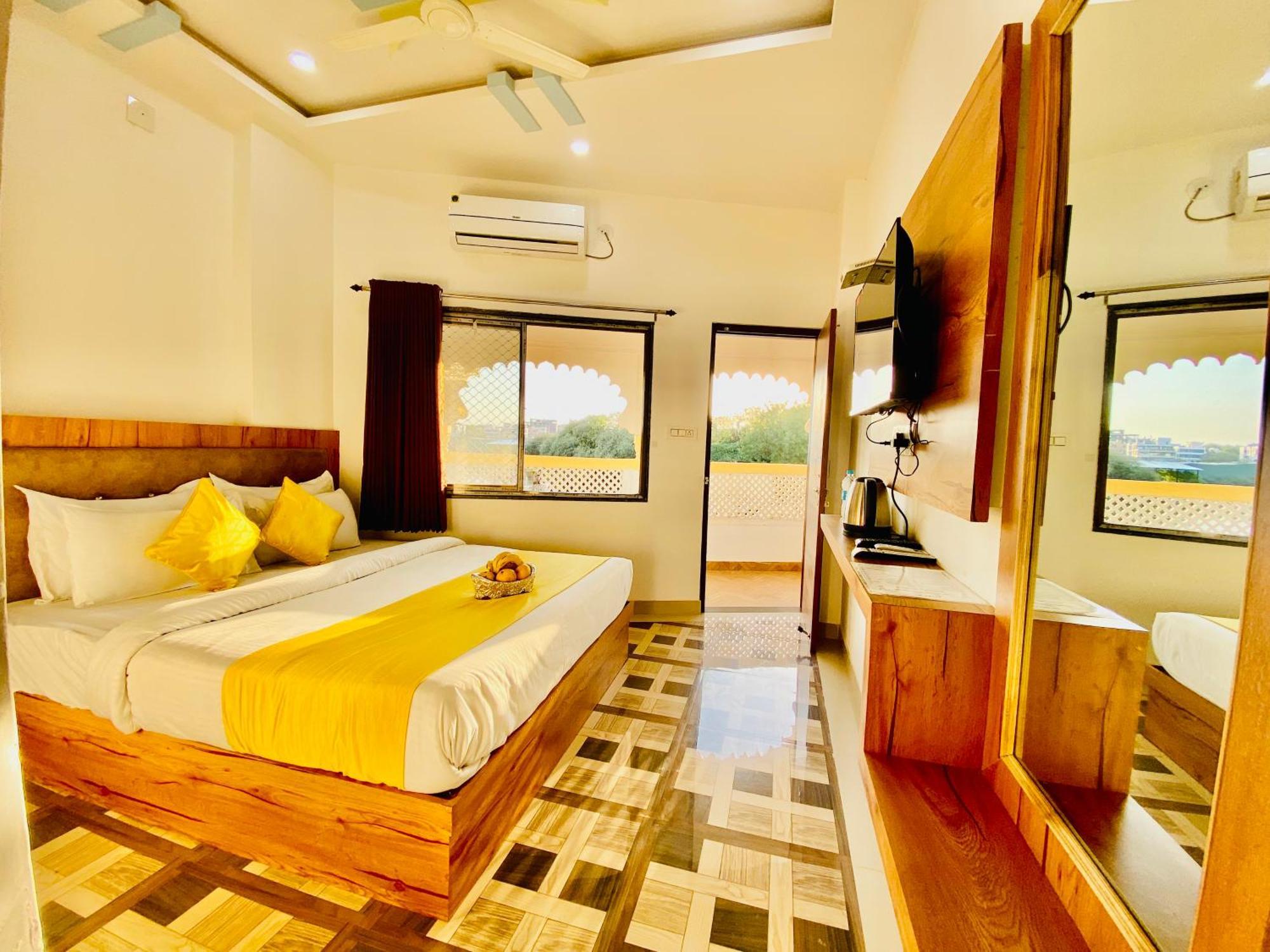 Hotel Vallabh A Lake Facing Balcony Udaipur Dış mekan fotoğraf