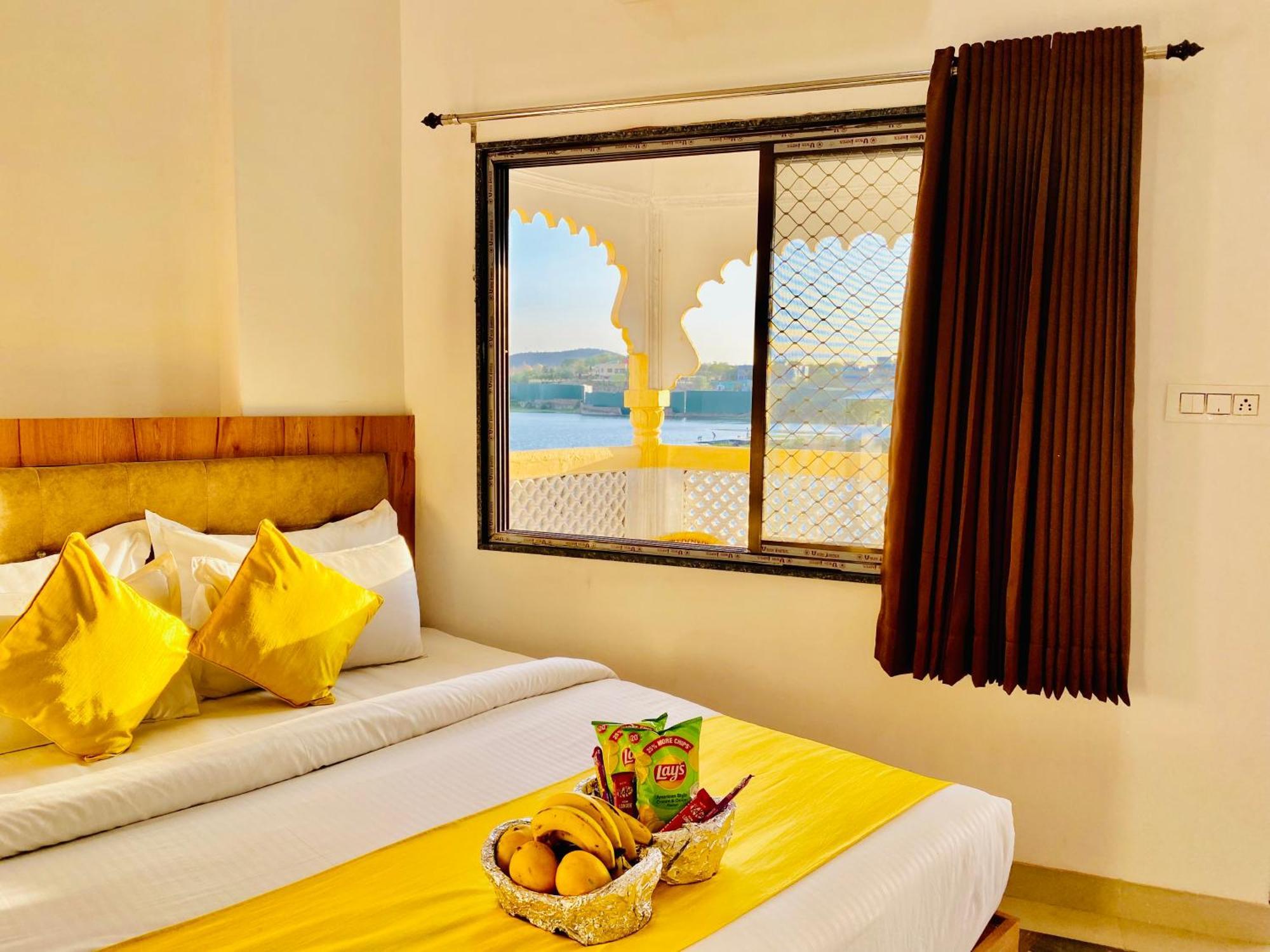 Hotel Vallabh A Lake Facing Balcony Udaipur Dış mekan fotoğraf