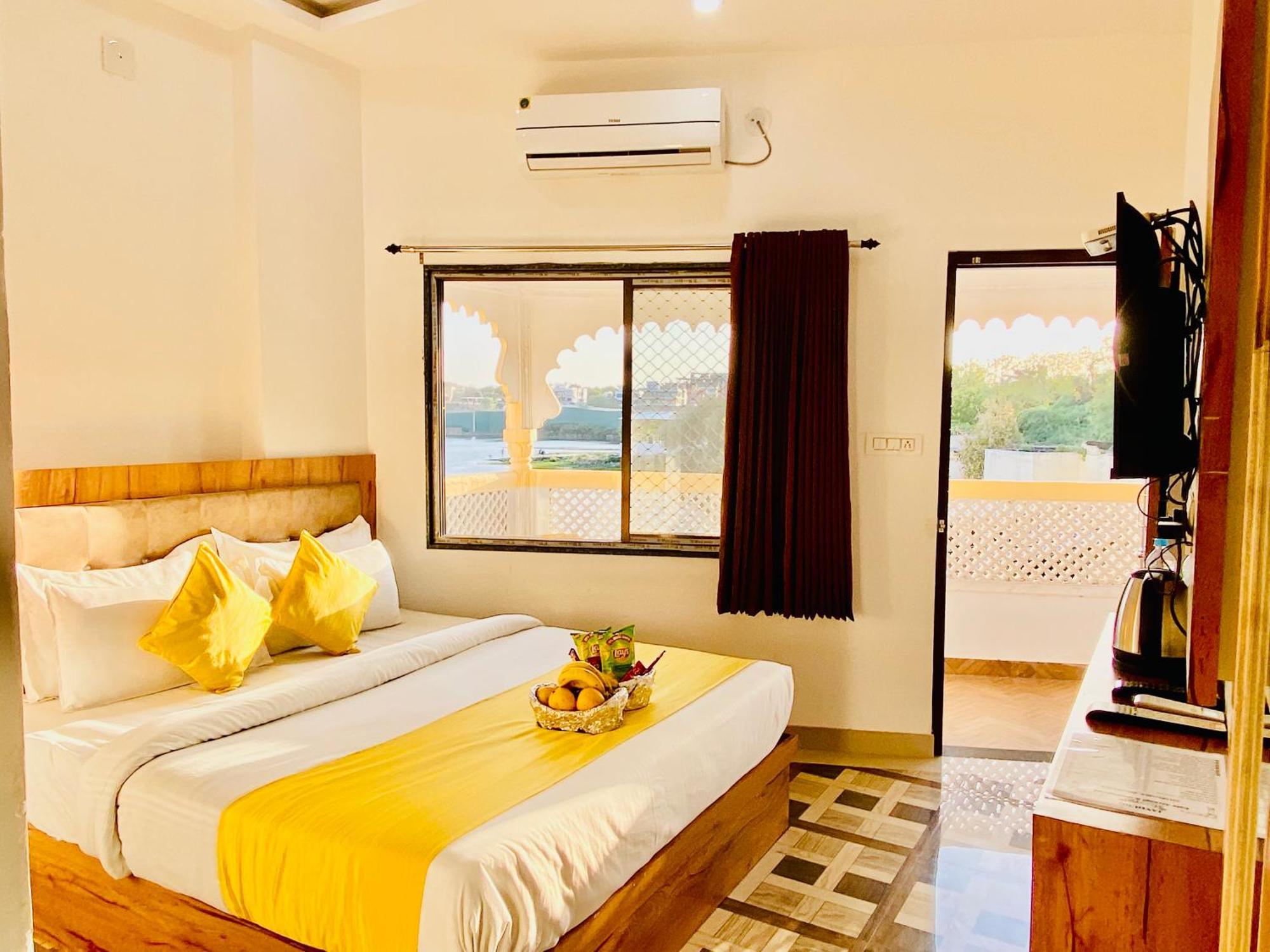 Hotel Vallabh A Lake Facing Balcony Udaipur Dış mekan fotoğraf